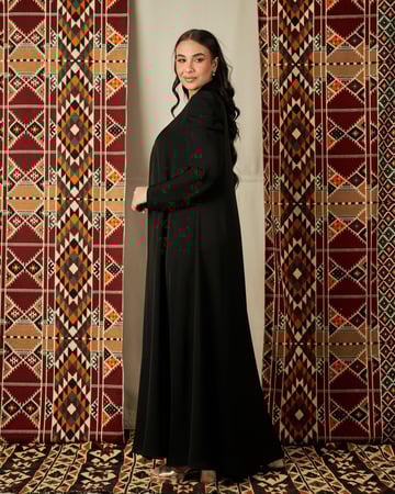 عباية سوداء كريب كوري كلوش بأزرار وأكتاف كسر