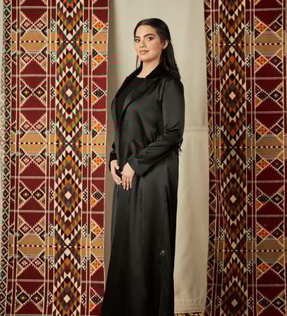 عباية تفته سوداء  بجيوب وياقة