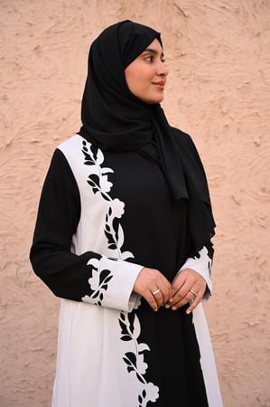 عباية كريب سوداء بتطريز ابليكه مفرغ