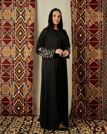 عباية سوداء كريب فاخرة بتطريز فضي من الأكمام