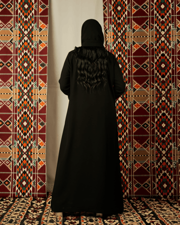 عباية سوداء كريب ناعمة بجيوب أمامية