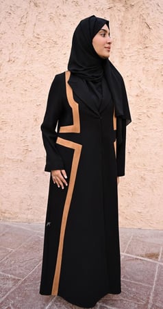 عباية بليزر سوداء بتفاصيل جملية أنيقة