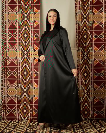 عباية سوداء تفته بياقة