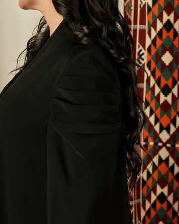 عباية سوداء كريب كوري كلوش بأزرار وأكتاف كسر