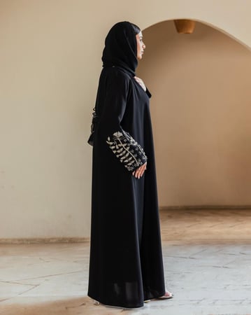 عباية سوداء كريب فاخرة بتطريز فضي من الأكمام