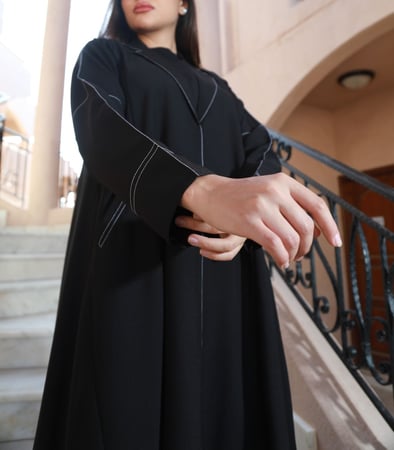 عباية سوداء كريب مطرزة بخيوط بيضاء