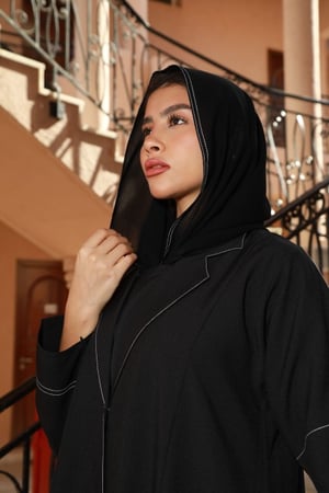 عباية سوداء كريب مطرزة بخيوط بيضاء