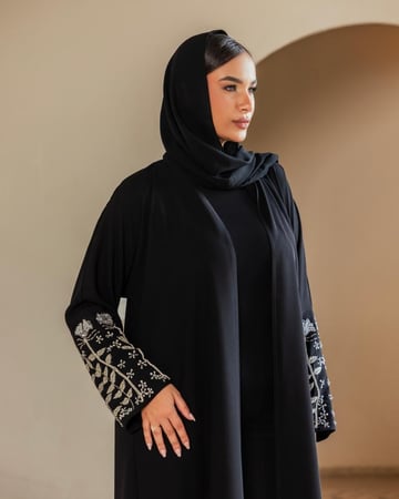 عباية سوداء كريب فاخرة بتطريز فضي من الأكمام