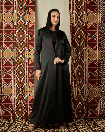 عباية سوداء تفته بياقة