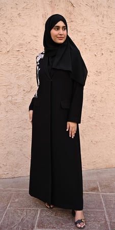 عباية بليزر كريب سوداء بتطريز امامي باللون الوردي