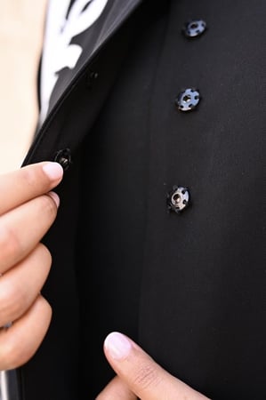 عباية كريب سوداء بتطريز ابليكه مفرغ