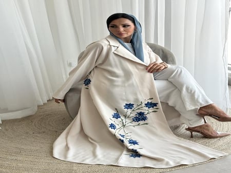 عباية كريب صيفي مع رسم يدوي بيج