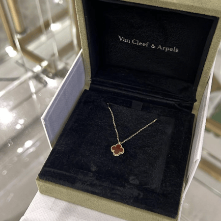 سلسال سويت الامبرا حجر احمر -روز قولد