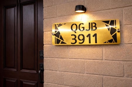 لوحة العنوان الوطني بتصميم عصري وأنيق