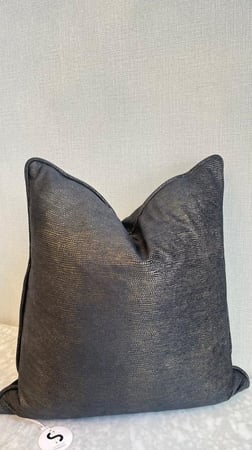 غطاء المخدة المصمم بعناية ليناسب أسلوبك وديكور منزلك بكل فخر