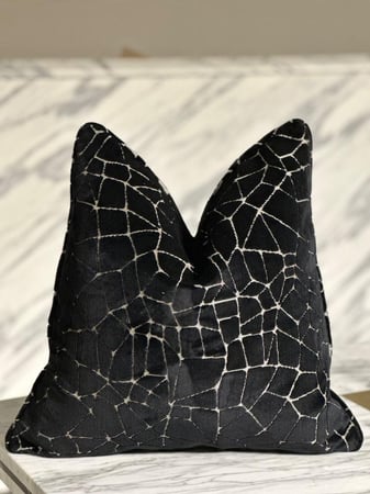 غطاء المخدة المصمم بعناية ليناسب أسلوبك وديكور منزلك بكل فخر