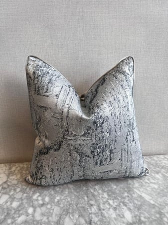 غطاء المخدة المصمم بعناية ليناسب أسلوبك وديكور منزلك بكل فخر