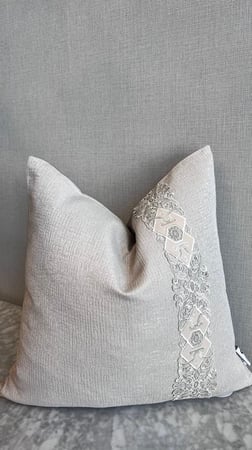غطاء المخدة المصمم بعناية ليناسب أسلوبك وديكور منزلك بكل فخر