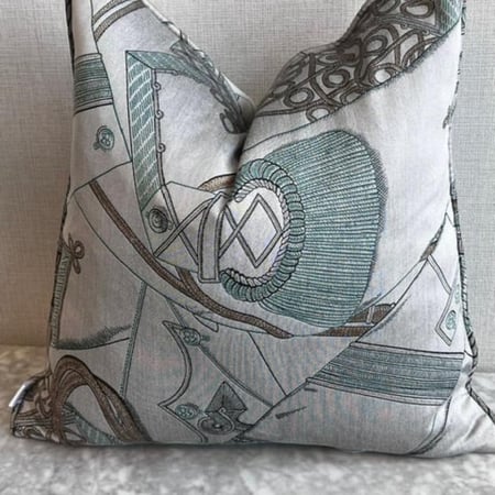 غطاء المخدة المصمم بعناية ليناسب أسلوبك وديكور منزلك بكل فخر