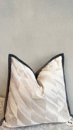 غطاء المخدة المصمم بعناية ليناسب أسلوبك وديكور منزلك بكل فخر