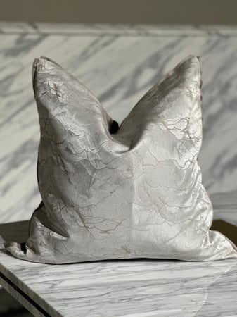 غطاء المخدة المصمم بعناية ليناسب أسلوبك وديكور منزلك بكل فخر