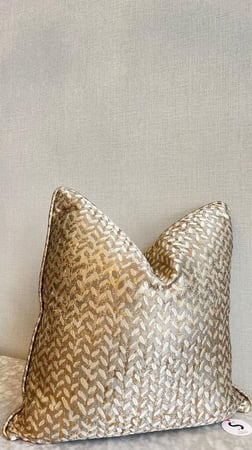 غطاء المخدة المصمم بعناية ليناسب أسلوبك وديكور منزلك بكل فخر