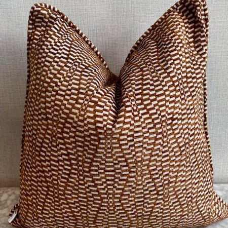 غطاء المخدة المصمم بعناية ليناسب أسلوبك وديكور منزلك بكل فخر