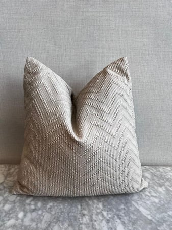 غطاء المخدة المصمم بعناية ليناسب أسلوبك وديكور منزلك بكل فخر