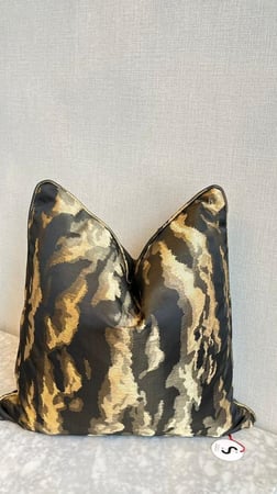 غطاء المخدة المصمم بعناية ليناسب أسلوبك وديكور منزلك بكل فخر