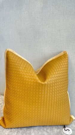 غطاء المخدة المصمم بعناية ليناسب أسلوبك وديكور منزلك بكل فخر