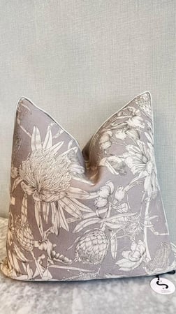 غطاء المخدة المصمم بعناية ليناسب أسلوبك وديكور منزلك بكل فخر