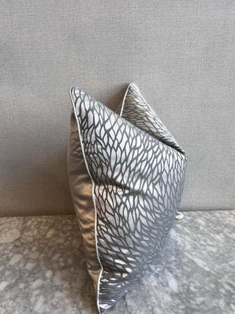 غطاء المخدة المصمم بعناية ليناسب أسلوبك وديكور منزلك بكل فخر