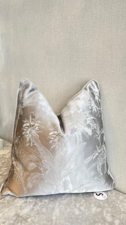 غطاء المخدة المصمم بعناية ليناسب أسلوبك وديكور منزلك بكل فخر