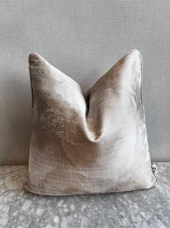 غطاء المخدة المصمم بعناية ليناسب أسلوبك وديكور منزلك بكل فخر