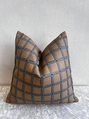 غطاء المخدة المصمم بعناية ليناسب أسلوبك وديكور منزلك بكل فخر