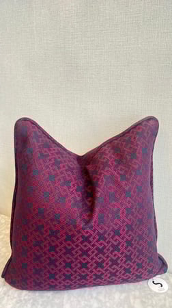 غطاء المخدة المصمم بعناية ليناسب أسلوبك وديكور منزلك بكل فخر