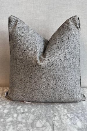 غطاء المخدة المصمم بعناية ليناسب أسلوبك وديكور منزلك بكل فخر