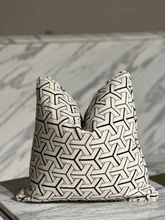 غطاء المخدة المصمم بعناية ليناسب أسلوبك وديكور منزلك بكل فخر