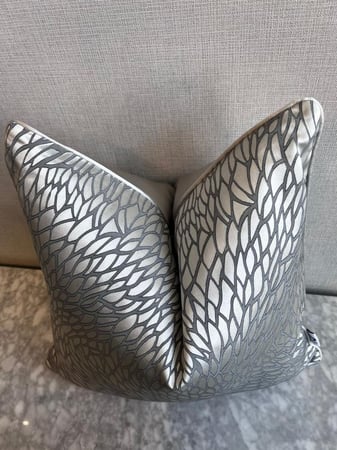 غطاء المخدة المصمم بعناية ليناسب أسلوبك وديكور منزلك بكل فخر