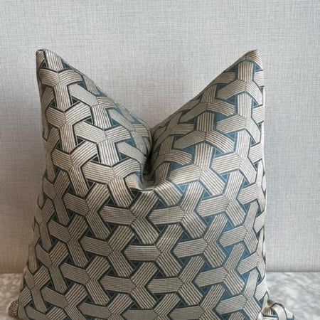 غطاء المخدة المصمم بعناية ليناسب أسلوبك وديكور منزلك بكل فخر