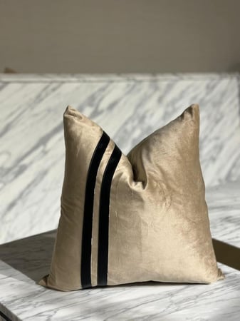 غطاء المخدة المصمم بعناية ليناسب أسلوبك وديكور منزلك بكل فخر