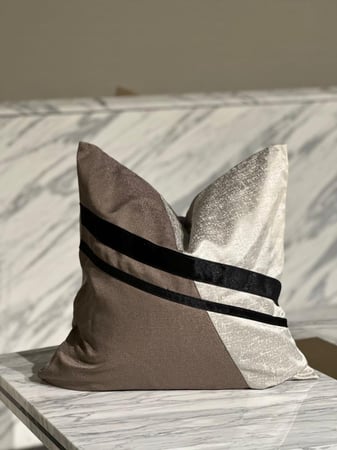 غطاء المخدة المصمم بعناية ليناسب أسلوبك وديكور منزلك بكل فخر