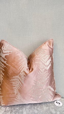 غطاء المخدة المصمم بعناية ليناسب أسلوبك وديكور منزلك بكل فخر