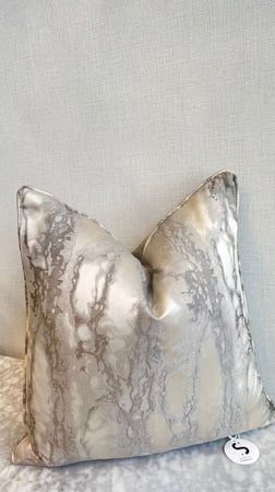 غطاء المخدة المصمم بعناية ليناسب أسلوبك وديكور منزلك بكل فخر