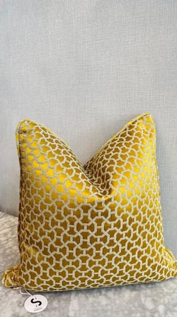 غطاء المخدة المصمم بعناية ليناسب أسلوبك وديكور منزلك بكل فخر