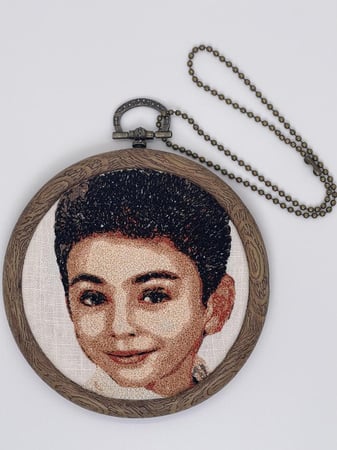 تعليقة بصورة مطرزة من اختيارك