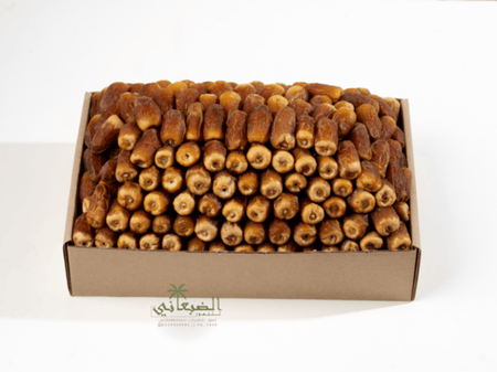 تمر صقعي فاخر وزن 7 كيلو حبه لينه وسط متجر تمور المدهال