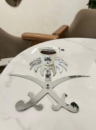 فنجال قهوة مطبوع مع خريطة وسيف