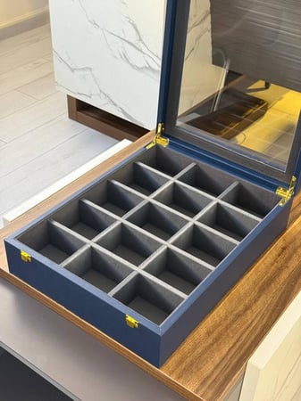 بوكس تخزين السبح و الساعات جلد فاخر - حجر السلطان ولك من الاسم نصيب