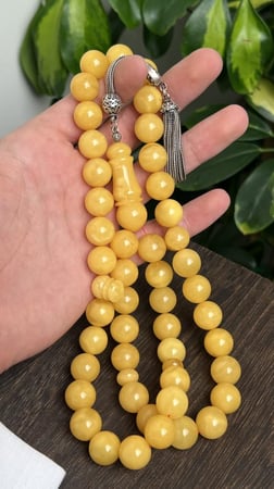 كهرمان طبيعي قديم